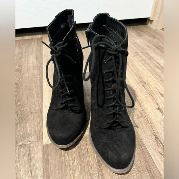 SODA black lace up velvet boots size 9. - Picture 3 of 7